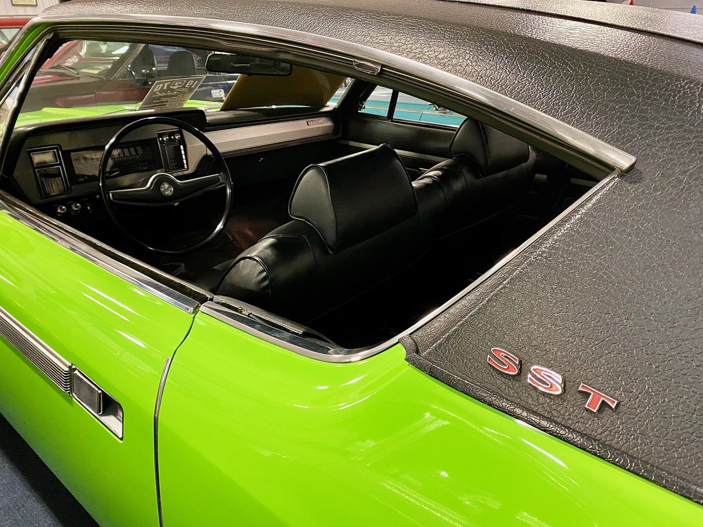 Grünes Auto mit schwarzem Dach im Detail